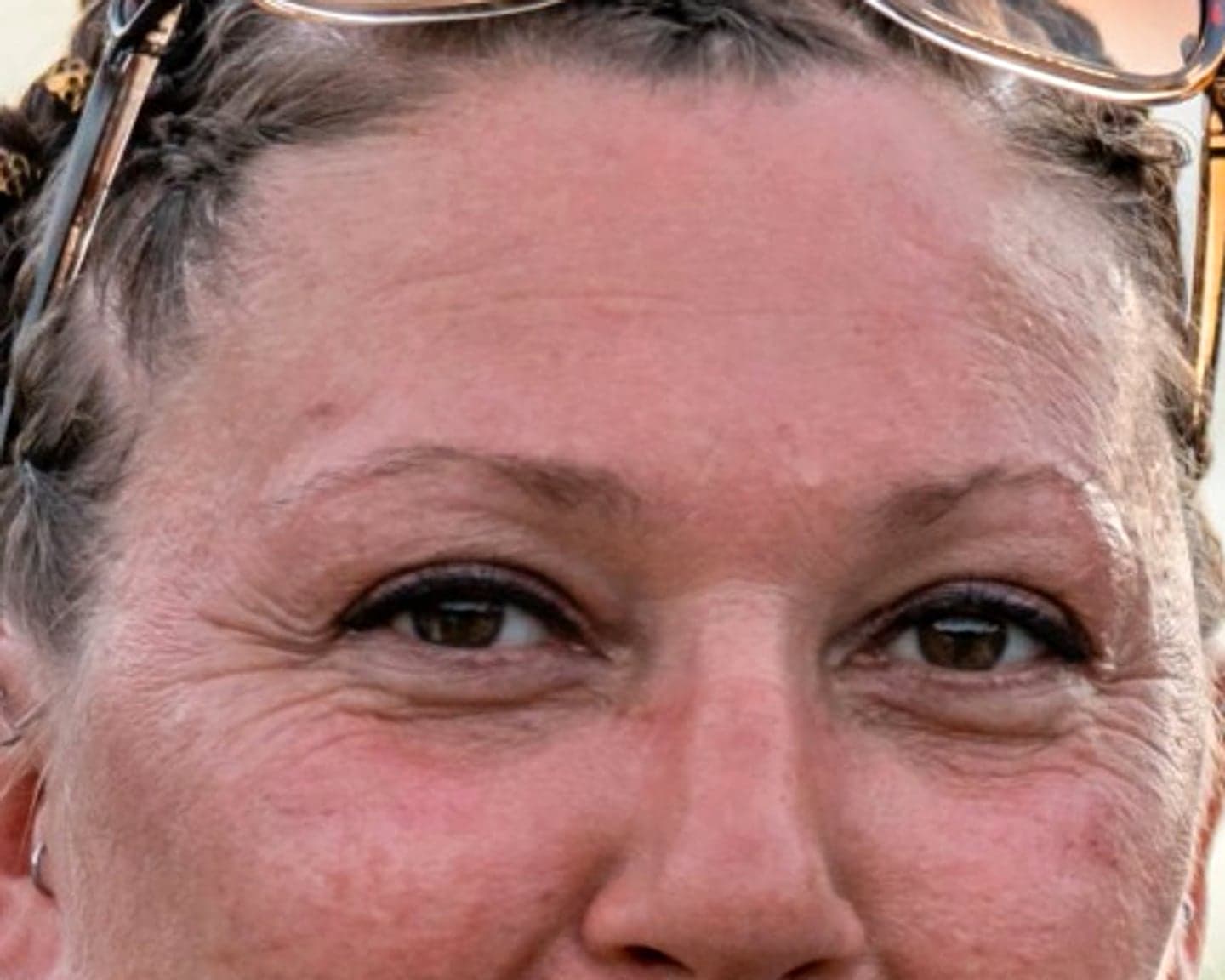 Avant microblading — sourcils fins et peu densifiés