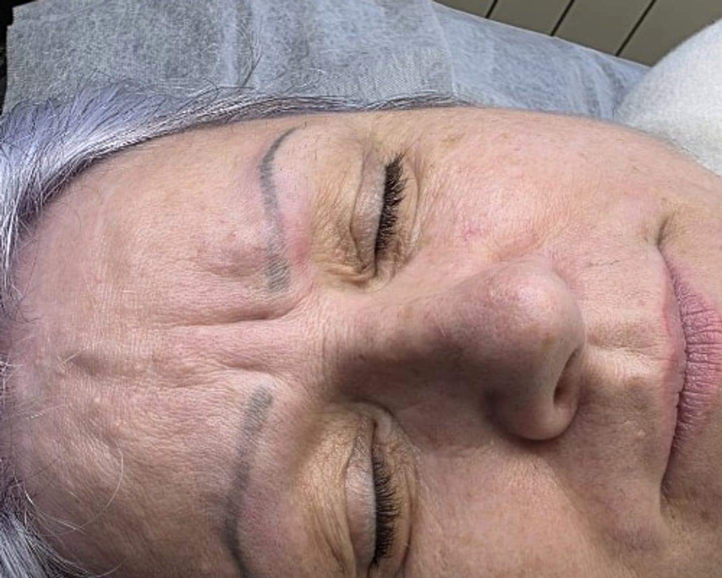 Avant microshading — pigment ancien estompé, sourcils fins