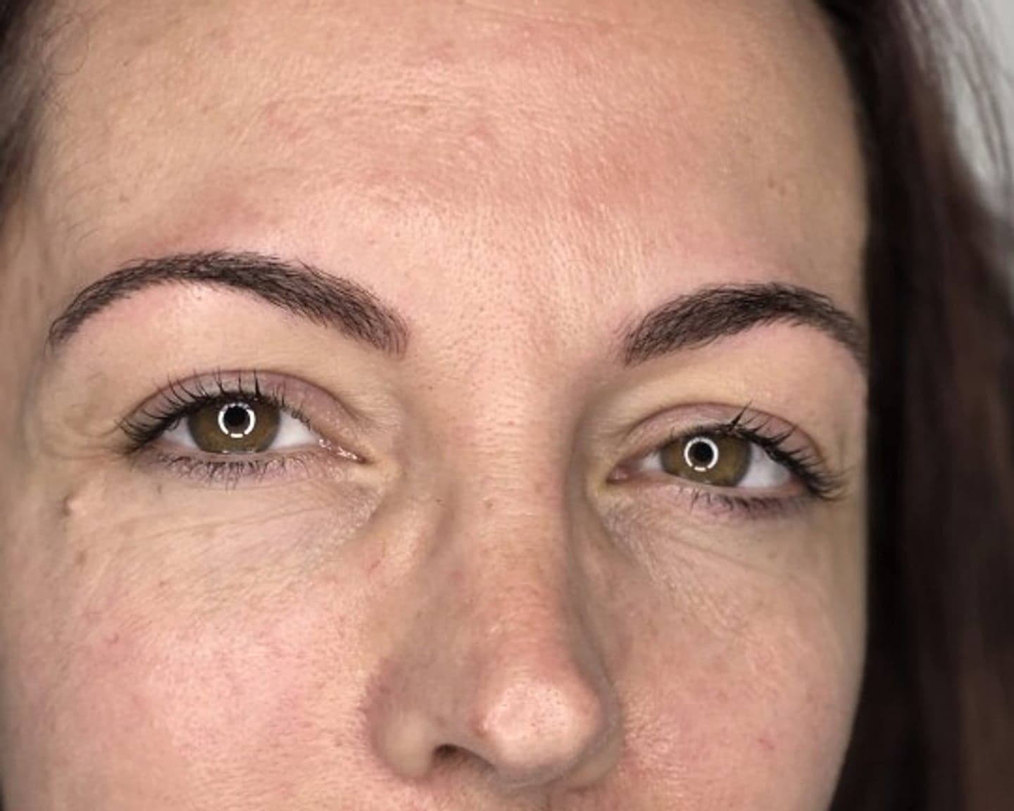 Après séance — combo microblading et shading, arches définies (rendu encore frais)