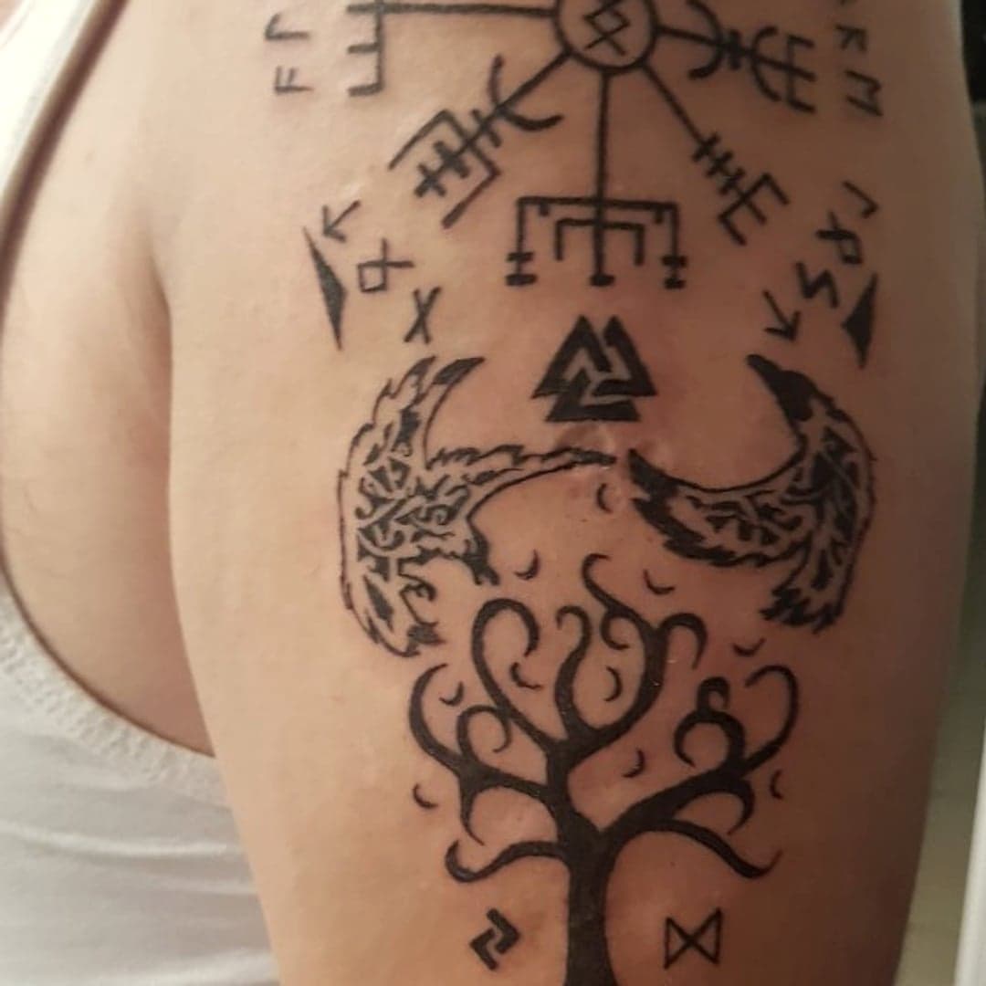 Tatouage nordique bras — Vegvísir, corbeaux et Yggdrasil