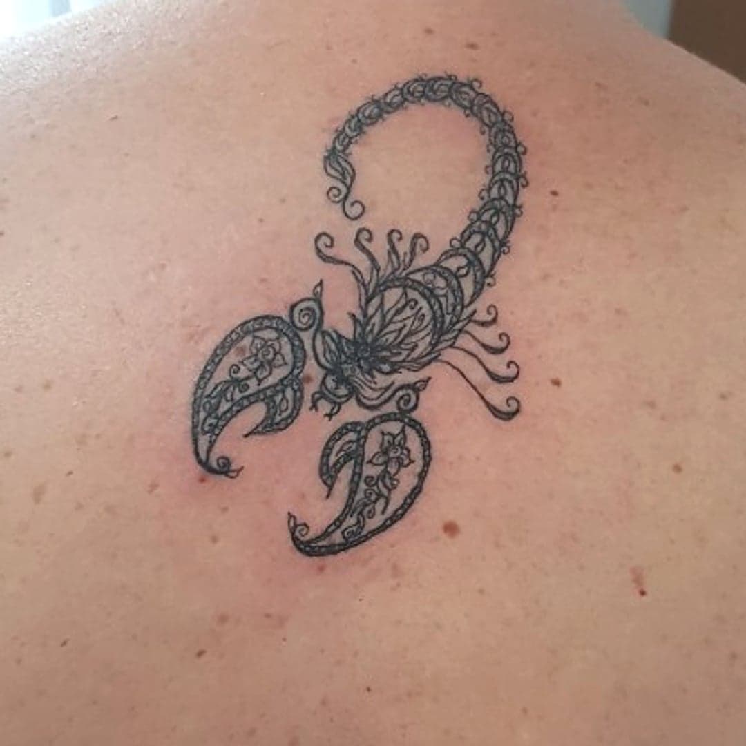 Tatouage scorpion ornemental — dos