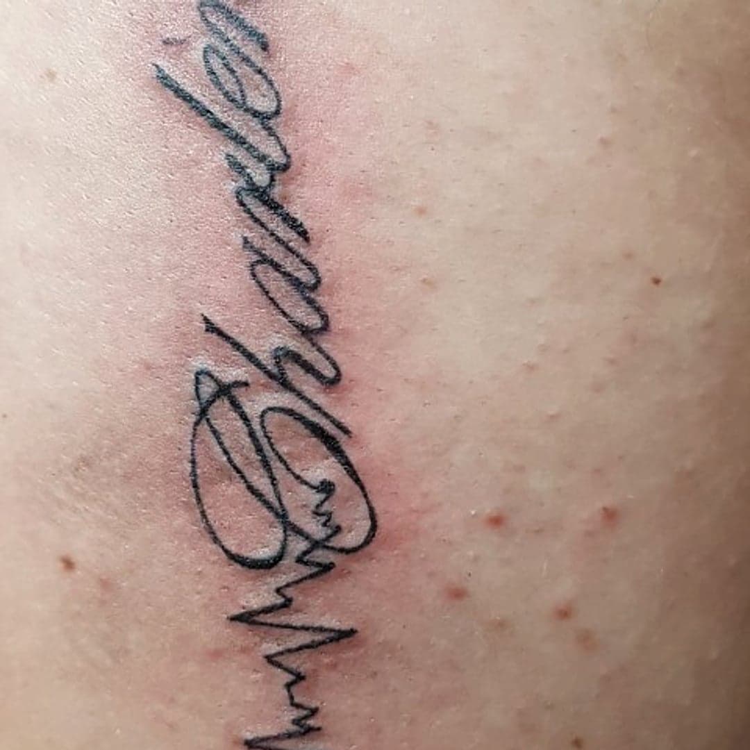Tatouage lettering Charlène avec ligne ECG et cœur